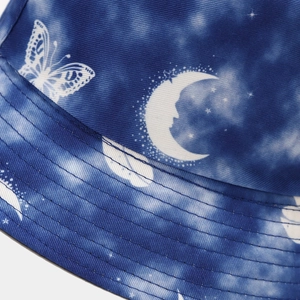 Dettaglio di cappello pescatore blu tie-dye con stampe di farfalle e cuciture rinforzate