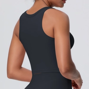 Detailansicht des Racerback-Yoga-Tops mit atmungsaktivem Stoff und offenem Rückendesign