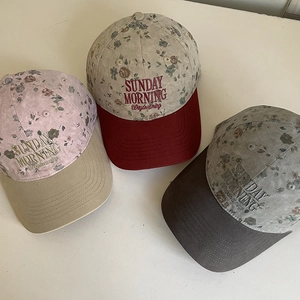 Vue détaillée de trois casquettes à fleurs avec broderie 3D SUNDAY MORNING en relief