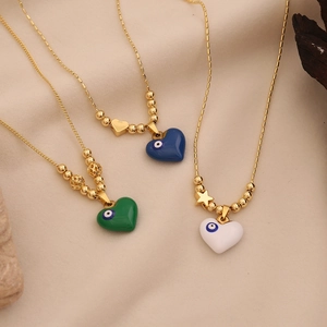 Trois colliers à perles dorées avec pendentifs cœur émaillé et œil de protection