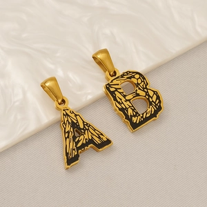 Detail von 18k vergoldeten A und B Buchstaben-Anhängern mit schwarzem Textur-Design