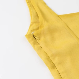 Elegantes gelbes ärmelloses Midi-Kleid mit vertikaler Textur und verstecktem Reißverschluss