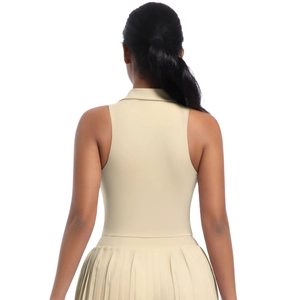 Vue arrière d'une robe de tennis sans manches à col polo avec jupe plissée jaune pâle