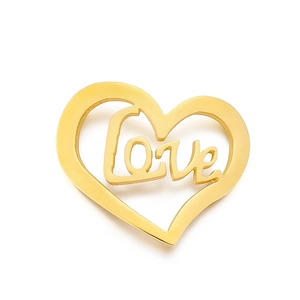 Pendentif cœur doré avec motif ajouré Love sur un fond blanc épuré et élégant