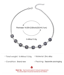 Dettaglio della collana in argento con cristalli quadrati grigi e chiusura a moschettone