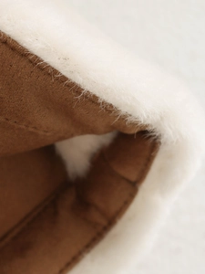 Vue détaillée de la doublure en fausse fourrure blanche et du tissu en daim marron