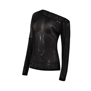 Détail du haut noir transparent pailleté à manches longues et col à épaules dénudées