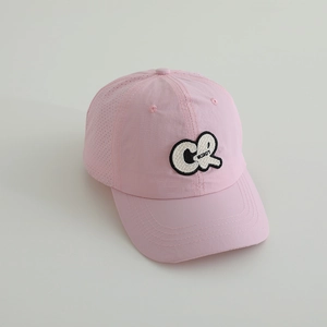 Détail de la casquette rose à séchage rapide avec trous de ventilation et broderie CR