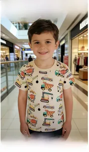 Nahaufnahme von Jungen T-Shirt in Creme mit All-over-Print aus Comic-Baustellenfahrzeugen