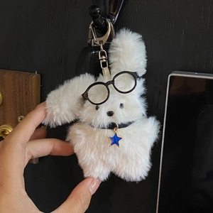 Llavero de conejo de peluche blanco con gafas negras y un colgante de estrella azul
