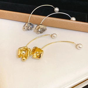 Retro Flower Drop Earrings With Imitation Artificial Pearl And Silver Earring Post French Minimalist Metal Alloy Dangle For Women