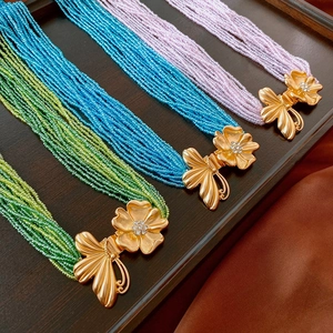 Vue détaillée de chaînes de taille en perles bohèmes avec breloques fleurs en strass colorés