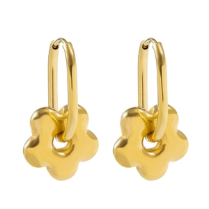 Gros plan de boucles d'oreilles fleurs en or 18 carats avec anneaux ovales