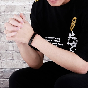 Detailansicht eines schwarzen Herrenarmbands aus Titanstahl im Rock-Stil am Handgelenk