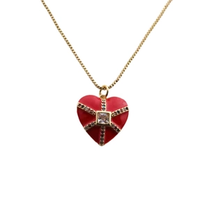 Collier pendentif cœur doré avec émail rouge, zircon cubique et détails en croix