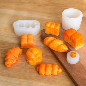 Siliconen vormen voor muffins en brood met diverse DIY gebaksvormen op houten plank