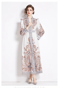 Detailansicht von Boho-Blumenmuster und Paisleymuster auf dem Vintage-Maxikleid mit V-Ausschnitt