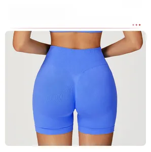 Détail du short de yoga sans couture bleu roi à taille haute avec effet push-up fesses
