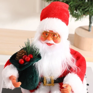Classica bambola di Babbo Natale seduto con abito di velluto rosso e sacco di regali