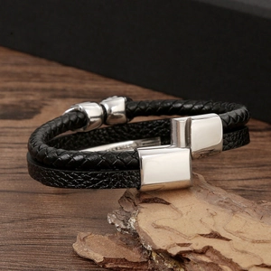 Bracelet tressé en cuir noir avec fermoir en métal argenté sur base en écorce naturelle