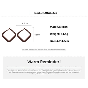 Vue détaillée des boucles d'oreilles carrées marron foncé floquées avec dimensions
