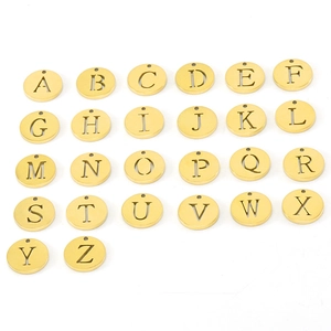 26 goldene Anhänger aus Titanstahl mit hohlen Buchstaben A-Z für DIY-Halsketten auf Weiß