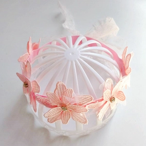 Fascia per neonati con fiore in pizzo rosa e strass lucente su espositore bianco