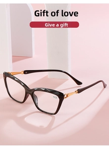 Detail der Katzenaugen-Lesebrille mit Stärke +4,00 und schwarz geschliffenem Rahmen