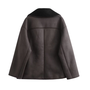 Vue arrière d'une veste en daim marron foncé avec col en peau de mouton noire contrastante
