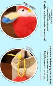 Détail du porte-clés oiseau en peluche rouge avec sangle jaune sur un sac en toile