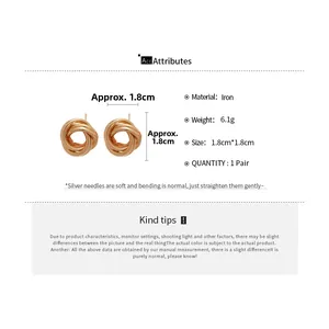 Vue détaillée des boucles d'oreilles créoles torsadées dorées avec tiges en argent 1,8 cm