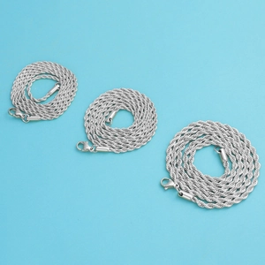 Primer plano de tres cadenas de cordón de acero inoxidable en diferentes tamaños