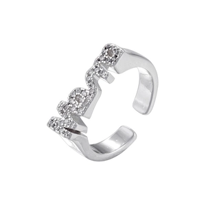Gros plan sur la bague LOVE argentée sertie de zircons cubiques scintillants