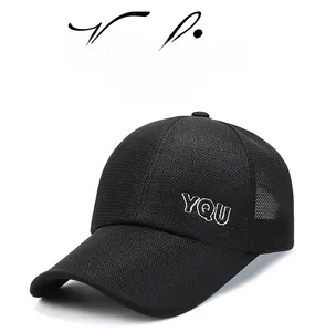 Détail de la casquette de baseball en mesh noir avec trous respirants et broderie YQU