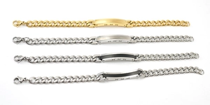 Gros plan de bracelets gourmette en acier 18K avec plaques d'identité en plusieurs couleurs