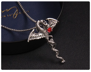 Détail du pendentif dragon en argent vintage avec pierre rouge sur boîte à bijoux