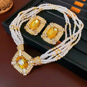 Set di lusso con collana di perle a cinque fili e orecchini quadrati con gemme gialle