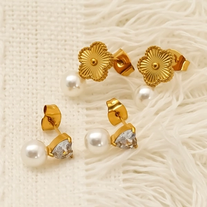 Elegant gold flower and heart pearl earrings made of high-quality titanium steel for women