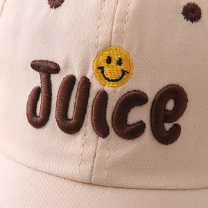 Nahaufnahme der 3D Juice Stickerei und des Smileys auf einer Baumwoll-Baseballkappe