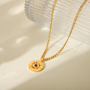 Dettaglio ravvicinato della collana zodiacale dorata con strass colorati e catena