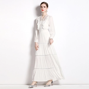 Elegantes weißes Maxi-Spitzenkleid mit V-Ausschnitt, Langarm und gestuftem Faltenrock