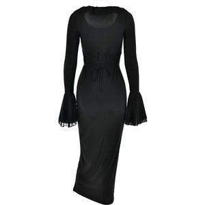Vue détaillée d'une robe noire avec manches évasées et lien à la taille au dos