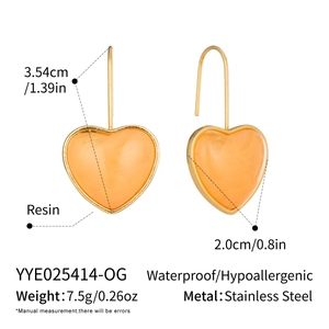 Détails des boucles d'oreilles cœur en résine orange avec dimensions et spécifications
