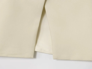 Detail der beige Twill-Weste mit hochwertigem Schlitzsaum und Präzisionsnahtqualität