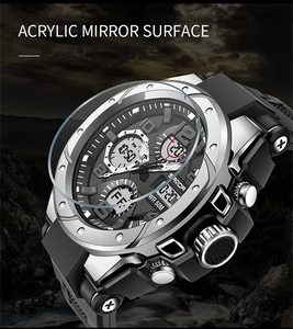 Dettaglio orologio SANDA a doppio display con superficie in acrilico su sfondo di roccia