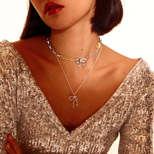 Collar de doble capa de acero inoxidable con lazo y dije de imperdible dorado