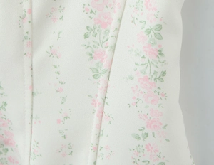 Gros plan détaillé du tissu imprimé floral avec armure sergé et coutures structurelles