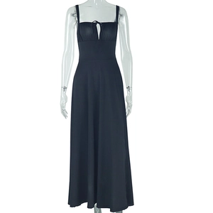 Détail d'une robe maxi corset noire avec découpe lacée et coupe ajustée élégante