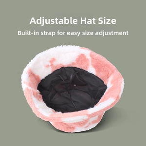 Détail du bob en peluche rose à motif vache avec cordon de serrage intérieur réglable