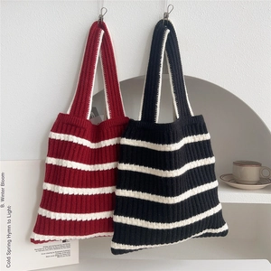 Gestreifte Stricktaschen in Rot und Schwarz mit minimalistischen gewebten Schultergurten